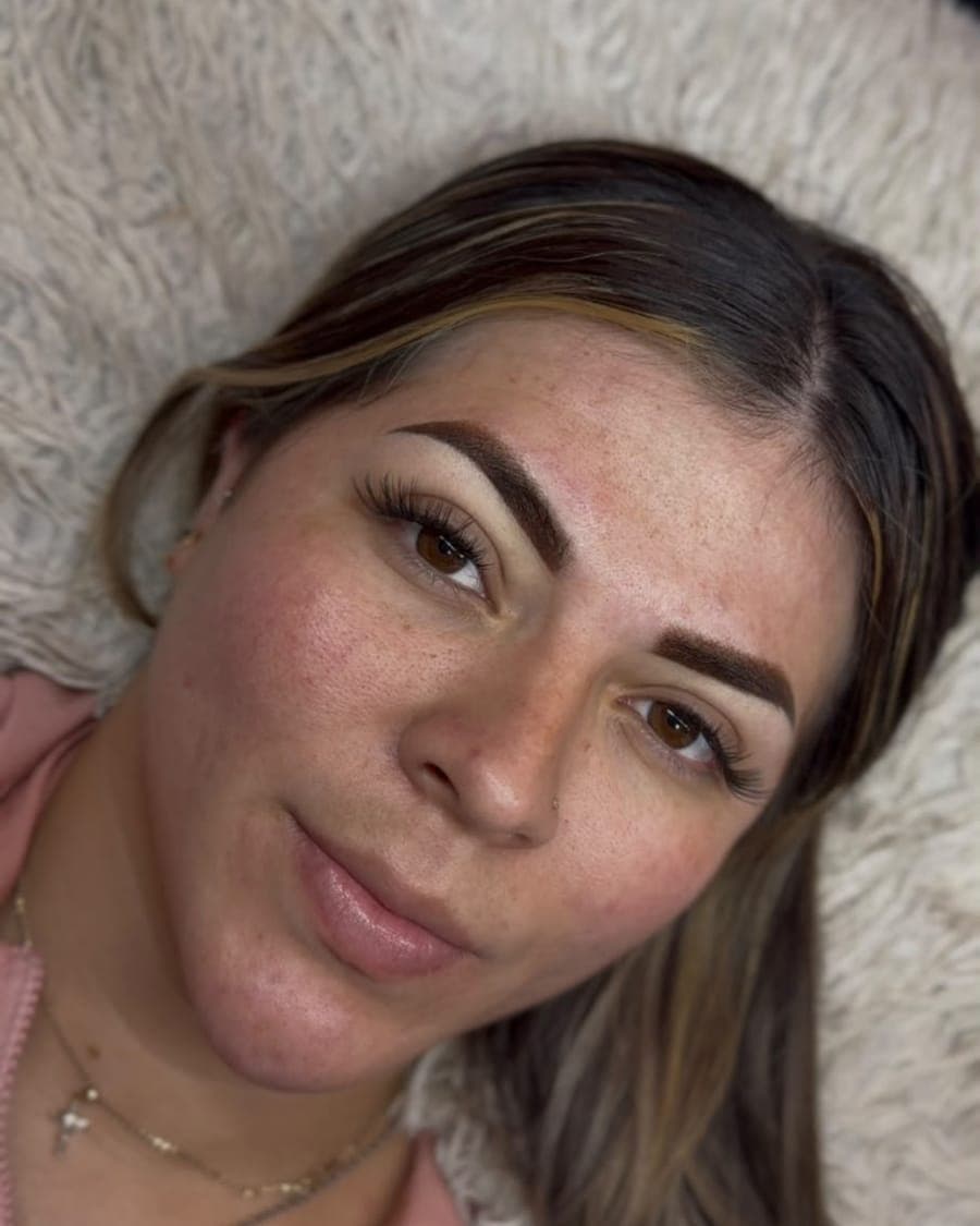 Cejas con henna hechas por Génesis Roca, tono definido y forma marcada, con extensiones de pestañas